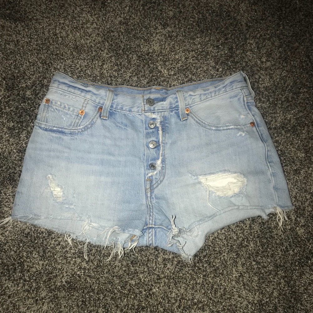 Levi’s Cutoff Frayed Shorts